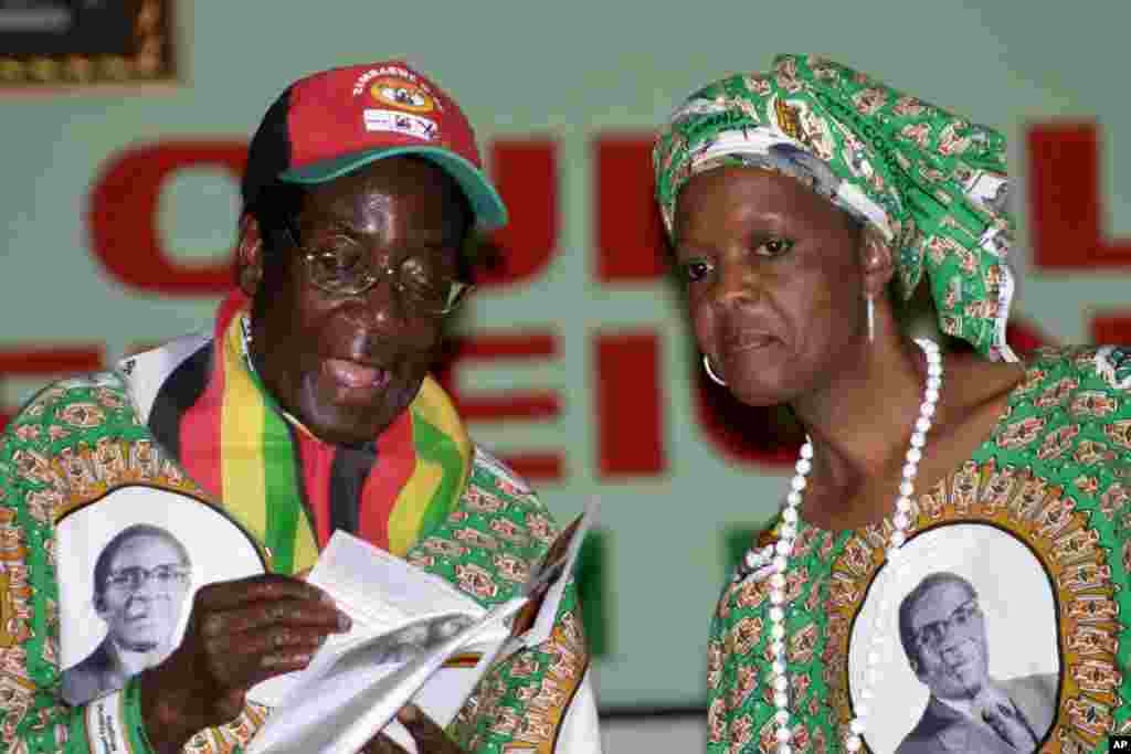 President Robert Mugabe talks to his wife Grace, at the launch of his party&#39;s manifesto and campaign in Harare, Feb. 29, 2008.