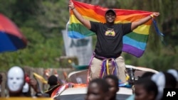 Raia wa Uganda wakishiriki katika Gwaride la sherehe za Kujivunia usagaji, ushoga (LGBT) katika jiji la Entebbe, Uganda. Picha na shirika la habari la AP/Rebecca Vassie.