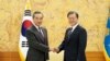 Presiden Korea Selatan Moon Jae-in bertemu dengan Menteri Luar Negeri China Wang Yi yang sedang berkunjung di Seoul, 26 November 2020. (Foto: The Blue House / AFP)