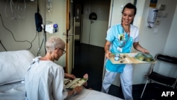 کینسر کا ایک مریض فرانس کے اسپتال میں زیر علاج (فائل فوٹو)
