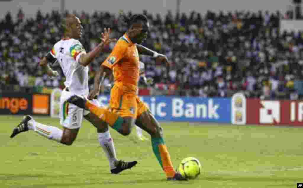 Ivory Coast's Didier Drogba (R) plays against Mali's Cedric Kante during their African Nations Cup semi-final soccer match at the Stade De L'Amitie Stadium in Gabon's capital Libreville February 8, 2012.