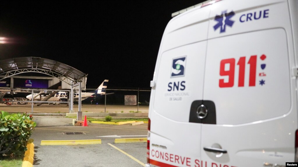 Una ambulancia permanece estacionada en el exterior del Aeropuerto Las Américas de Santo Domingo, República Dominicana, donde un avión privado se estrelló el 15 de diciembre de 2021.