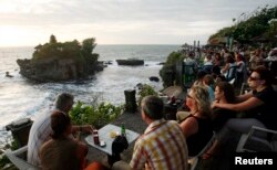 Wisatawan asing menikmati pemandangan matahari terbenam di Pura Tanah Lot di Bali, 22 November 2007. (Foto: REUTERS)