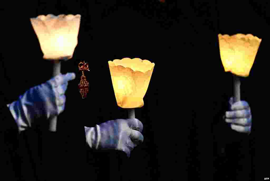 프란치스코 교황이 집전한 이탈리아 로마 성체축일 전례 참가자들이 촛불을 들고 있다.