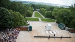 Cada año, más de 3 millones de personas visitan el Cementerio Nacional de Arlington, el cementerio militar más grande de los Estados Unidos. Muchos de ellos se detienen a presentar sus respetos en la Tumba del Soldado Desconocido.