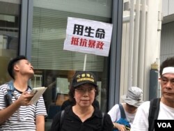 香港警方2019年8月5日下午向金钟政府总部外的示威者发射催泪弹 (美国之音海彦拍摄)