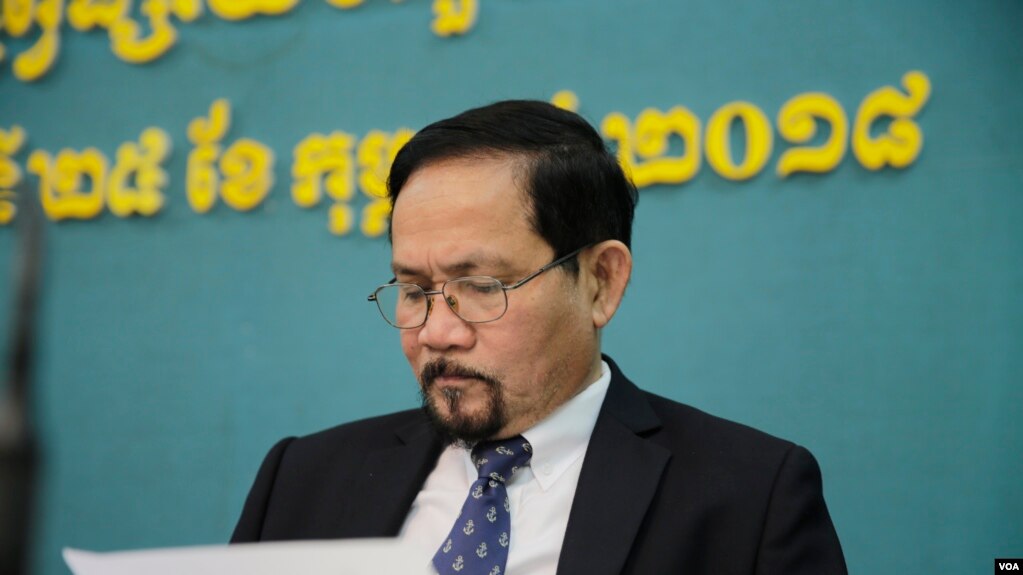 លោកទេព នីថា មន្ត្រីគណៈកម្មាធិការរៀបចំការបោះឆ្នោត(គ.ជ.ប.)ចូលរួមក្នុងកិច្ចប្រជុំភាគីពាក់ព័ន្ធការបោះឆ្នោតព្រឹទ្ធសភាជាតិនីតិកាលទី៤កាលពីថ្ងៃទី២៥ កុម្ភៈ ២០១៨ នៅទីស្នាក់ការកណ្តាលរបស់គ.ជ.ប. រាជធានីភ្នំពេញ ប្រទេសកម្ពុជា។ (ទុំ ម្លិះ/VOA)