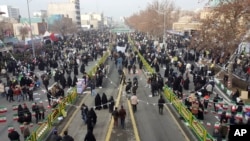 Warga Iran berpawai di Teheran, Iran (10/2), untuk memperingati peristiwa 11 Februari 1979 ketika pengikut Ayatollah Ruhollah Khomeini menggulingkan Shah Reza Pahlevi yang didukung AS.