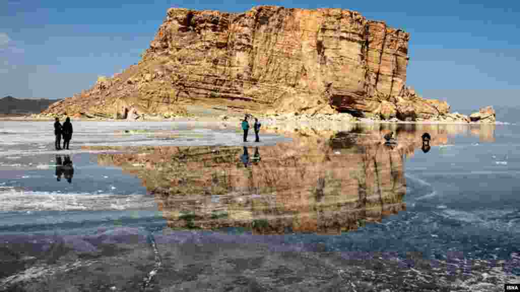 برخی گزارش ها حکایت دارد که کمی دریاچه ارومیه آب بیشتری دارد در این روزهای اخر سال.