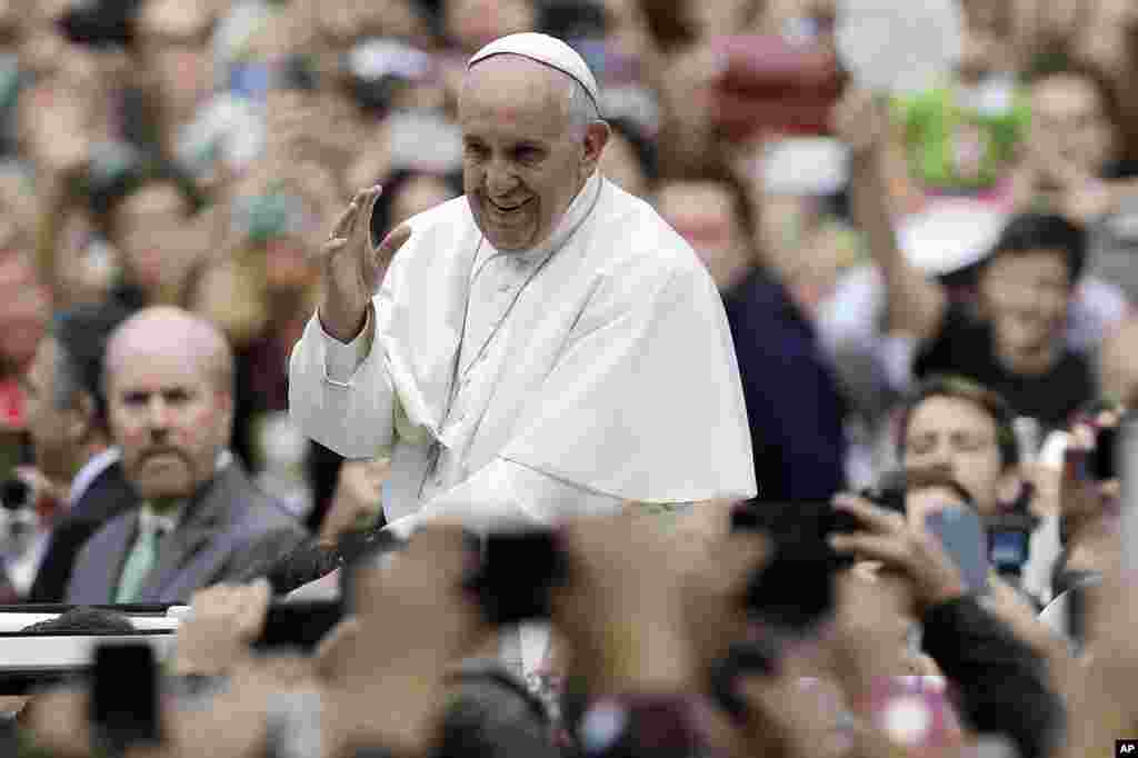 Pope Francis oo dadweynaha kula dabaal degaya magaalada Philadelphia.