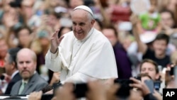 Paus menyapa massa yang menunggu, sebelum memimpin misa perpisahan kunjungan enam harinya di AS, di kota Philadelphia hari Minggu (27/9).