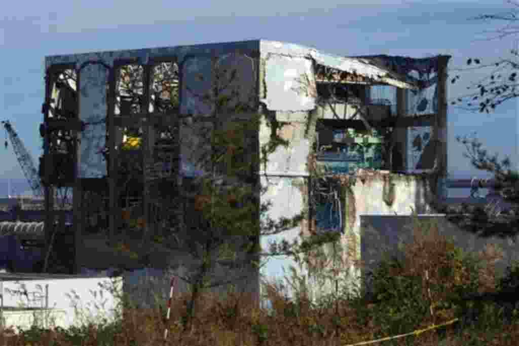 La unidad 4 del reactor afectado en Fukushima, visto desde la ventana de un autobús el 12 de noviembre de 2011.