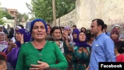 Di wê wêneya arşîvê de Sariyildiz di dema qedexeya yekê de bi jinên Kurd re xuya dibe