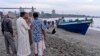 အင်ဒိုနီးရှားနိုင်ငံ Aceh ပြည်နယ်ထဲက ပင်လယ်ကမ်းခြေတခုကို ရောကလာကြတဲ့ လှေစီးပြေး ရိုဟင်ဂျာများ။ (စက်တင်ဘာ ၀၇၊ ၂၀၂၀)