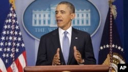 Presiden Barack di Gedung Putih mengumumkan sanksi-sanksi atas sejumlah pejabat Ukraina dan Rusia hari Senin (17/3). 
