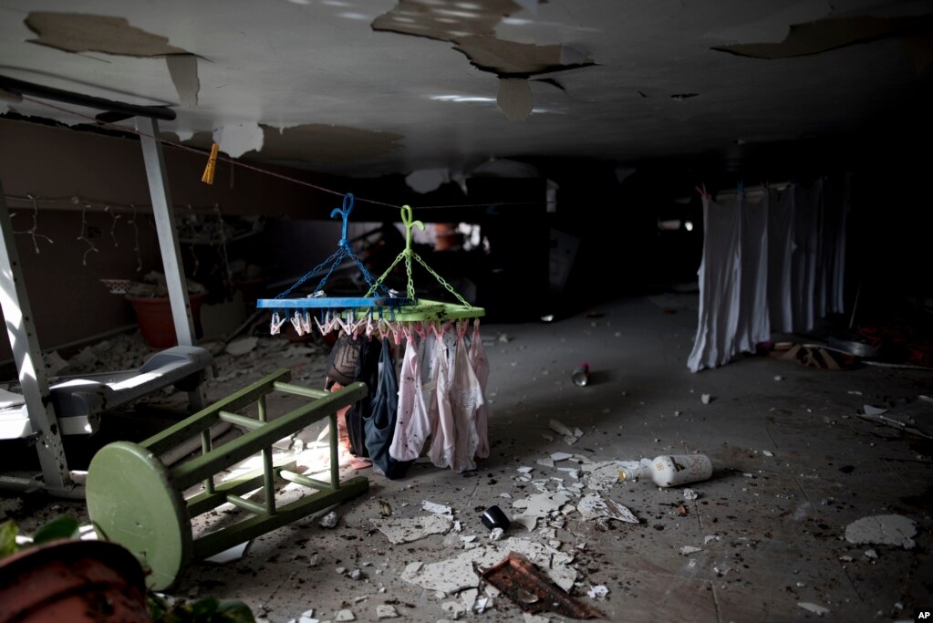 Un terremoto de magnitud 5.8 golpeó a Puerto Rico antes del amanecer del lunes, desatando pequeños deslizamientos de tierra, provocando cortes de energía y agrietando severamente algunas casas.&nbsp;