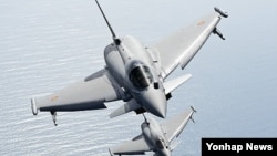 한국 정부의 차기 전투기 사업에 참가한 유로파이터(EADS) 비행 모습. (자료사진)