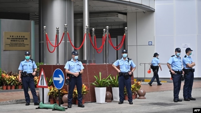 香港警察在北京驻港国安公署外站岗。（2020年7月9日）