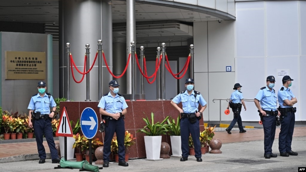 香港警察在北京驻港国安公署外站岗。（2020年7月9日）(photo:VOA)
