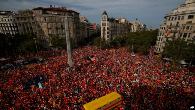 支持独立的抗议者在加泰罗尼亚民族日这天聚集在巴塞罗那的对角线大道。（2018年9月11日）