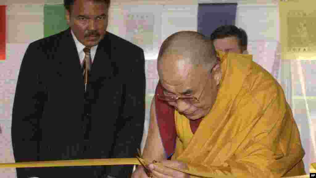 Le Dalaï-Lama, et Mohamed Ali lors d&#39;une cérémonie d&#39;inauguration du nouveau temple interreligieuse au Centre culturel tibétain en Bloomington, le 7 septembre 2003.