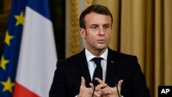 에마뉘엘 마크롱 프랑스 대통령이 28일 파리에서 옌스 스톨텐베르크 NATO 사무총장과 기자회견을 했다.