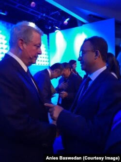 Gubernur DKI Jakarta Anies Baswedan berbincang dengan mantan Wakil Presiden AS Al Gore di sela-sela forum “Global Conference 2018” di Milken Institute, Los Angeles, Selasa (1/5). (Courtesy Photo: Anies Baswedan)