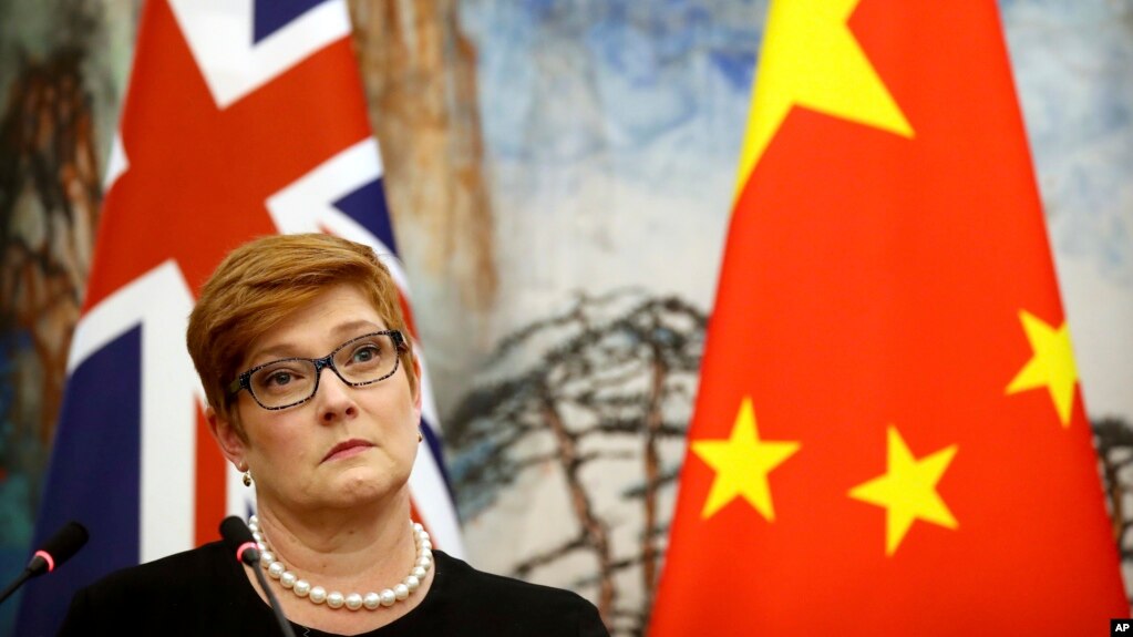 资料照：澳大利亚外长佩恩在北京国宾馆与中国外长王毅举行的一次记者会上听取记者提问。（2018年11月8日）(photo:VOA)