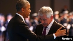 Barack Obama abraza a Chuck Hagel en el evento para agradecer por su gestión como secretario de Defensa. 