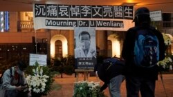 Vigilia por el médico chino Li Wenliang, en Hong Kong, el viernes 7 de febrero de 2020. La muerte de un joven médico que fue reprendido por advertir sobre el nuevo virus de China provocó furia