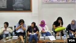 Dalam jumpa pers di Jakarta, Kamis (2/3), lembaga perempuan, hak asasi manusia dan lingkungan menyatakan akan melakukan aksi Women’s March atau Parade Perempuan Bersatu pada 4 Maret di Depan istana Negara Jakarta. (VOA/Fathiyah)