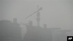 Para pekerja konstruksi harus bekerja di tengah udara yang tercemar polusi di Beijing (foto: dok). Pakar memperingatkan, agar negara-negara di dunia bertindak mulai dari sekarang untuk mengatssi polusi udara.