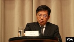 台湾交通部次长王国材2017年4月13日参加行政院院会后的记者会 （美国之音记者 申华 拍摄）