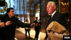 Roger Stone, a political strategist and Donald Trump adviser, is seen leaving Trump Tower in New York. (R. Taylor / VOA)