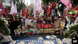 24일 인도네시아 자카르타 주재 미얀마 대사관 앞에서 이슬람계 학생들이 로힝야족 탄압에 항의하는 시위를 벌이고 있다.