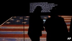 La bandera original que inspiró el Himno Nacional de EE.UU. ha permanecido en una cámara especial para su conservación en el Museo de Historia Americana del Smithsonian.
