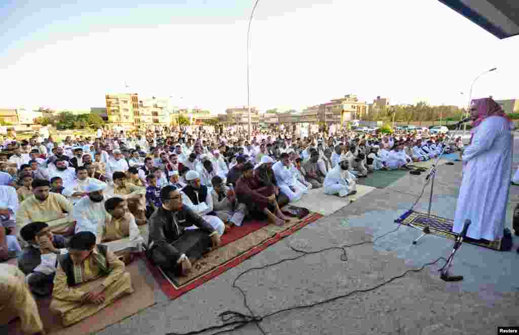 لیبیا کے شہر بن غازی میں لوگ عید کی نماز کا خطبہ سن رہے ہیں۔