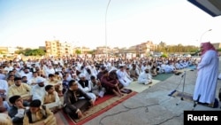 Des musulmans lors de l’Eid al-Fitr à Benghazi, Libye, 8 août 2013