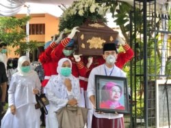 Suasana prosesi pemberangkatan jenazah ibunda Presiden Jokowi, Sudjiatmi Notomihardjo, dari rumah duka di Banjarsari Solo, menuju lokasi pemakaman keluarga di Karanganyar, Kamis, 26 Maret 2020: (Foto:Humas Pemkot Surakarta)