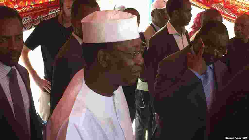 Le président Idriss Deby, dans son bureau de vote dans le 2ème arrondissement de N&#39;Djamena, Tchad, 10 avril 2016. (VOA/Bagassi Koura)