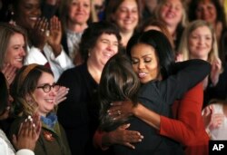 MIchelle Obama abraza a la Consejera Escolar de 2017, Terri Tchorzynski.