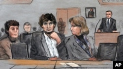 Sur ce croquis, Dzhokhar Tsarnaev, centre, est dé[aint au milieu de ses avocats au cours de la séance du prononcé du verdict du procs sur les attentats de Boston, jeudi 5mai 2015, à Boston