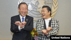 Ca sĩ Psy hướng dẫn Tổng thư ký Ban Ki-moon nhảy điệu ‘Gangnam Style’ tại trụ sở Liên Hiệp Quốc ở New York, ngày 23/10/2012