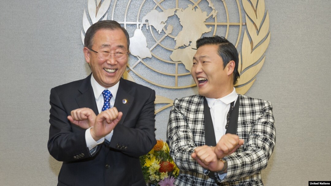 Sekretaris Jenderal PBB Ban Ki-moon (kiri) diajari gaya tarian "Gangnam Style" oleh penyanyi Korea Selatan Psy saat bertemu di Markas PBB di New York. (Foto: AP)