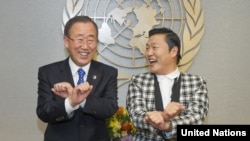 Sekretaris Jenderal PBB Ban Ki-moon (kiri) diajari gaya tarian "Gangnam Style" oleh penyanyi Korea Selatan Psy saat bertemu di Markas PBB di New York. (Foto: AP)