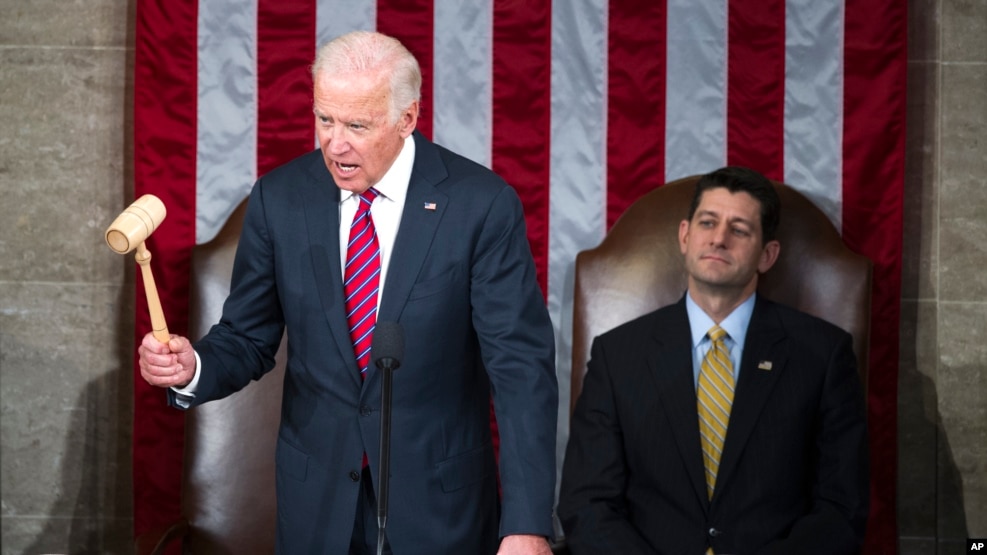 El vicepresidente Joe Biden en el Capitolio, junto al presidente de la Cámara de Representantes, Paul Ryan, declara que el Congreso certifica la victoria presidencial de Donald Trump.