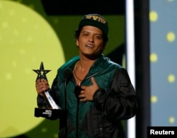 Bruno Mars accepts the award for Best Male R&B/Pop Artist at the 2017 BET Awards show in Los Angeles, California, June 25, 2017.