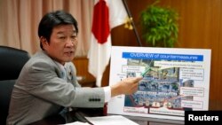 Bộ trưởng Kinh tế, Thương mại, và Công nghiệp Nhật Toshimitsu Motegi đưa ra tổng thể những biện pháp đối phó được công ty TEPCO lập kế hoạch để kiểm soát tình hình nhà máy Fukushima, 4/9/2013. (Reuters)