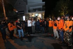 Sri Sultan HB X, Kamis (8/10) malam menemui warga yang sedang membersihkan sisa kerusuhan di Jalan Malioboro. (Foto: Humas Pemda DIY)