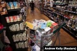 Inflasi mempengaruhi harga konsumen di sebuah supermarket di Manhattan, New York City, AS, 10 Juni 2022. (Foto: REUTERS/Andrew Kell)